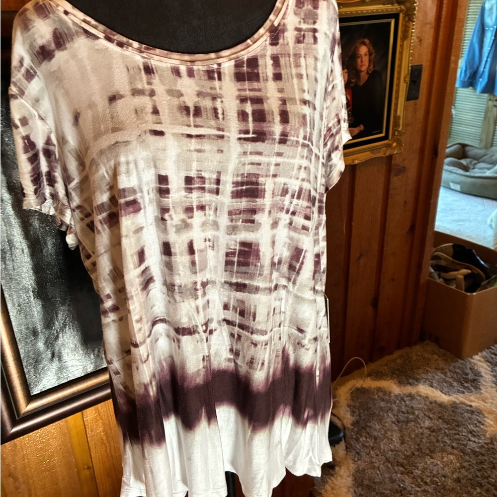 Vera Wang top purple and white! Very nice